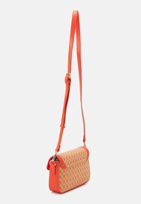 Pomarańczowa listonoszka z teksturowanym wzorem plecionym, z gładką pomarańczową podstawą i paskiem, złotymi okuciami oraz klapką zamykającą.