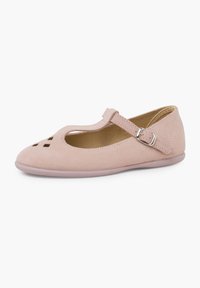 Bailarinas de ante rosa con patrón recortado, diseño de tira en T, hebilla ajustable y suela ligera y flexible.