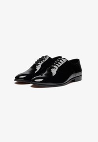 Čierne lakované kožené dress shoes s elegantným designom, špicatou špičkou a šnurovaním na šesť dierok. Hladká textúra a minimálne akcenty.