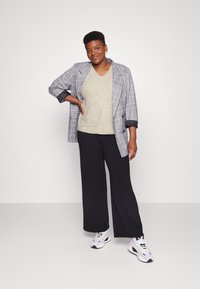 Vero Moda Curve VMCREWLEFILE V NECK BLOUSE - Sweter