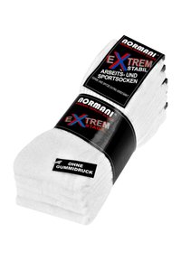 Weiße Sportsocken aus Baumwolle, zu einem Bündel gestapelt, mit schwarzen Etiketten, die mit rotem und weißem Text Marken- und Produkteigenschaften anzeigen.