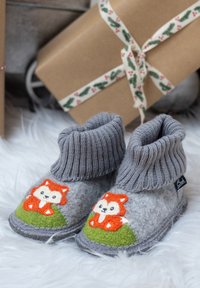 Gray felt slippers with high ribbed cuffs, featuring orange fox embroidery on the toes and green grass accents. Soft texture and rounded shape.