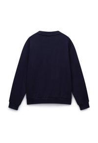 Navy katoenen sweatshirt, ronde hals, lange mouwen, ribgebreide manchetten en zoom, gladde textuur, eenvoudige ontwerp, geen zichtbare logo's of patronen.