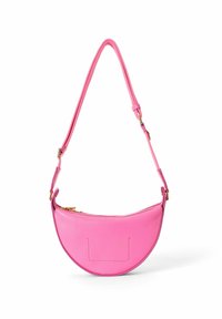 Borsa a mezzaluna in pelle rosa con superficie texturizzata e hardware dorato. Presenta una tracolla regolabile e una chiusura superiore con zip.