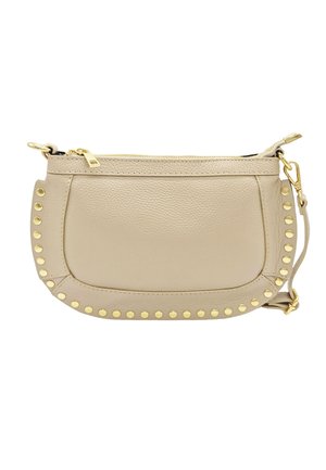 Pochette en cuir beige avec des clous dorés le long du bord inférieur incurvé et une fermeture éclair dorée avec une sangle détachable.