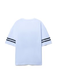 Jasnoniebieska bawełniana koszulka z krótkimi rękawami, z czarnymi poziomymi paskami na rękawach. Prosty, luźny krój.
