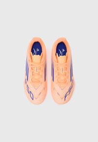 adidas Performance F50 CLUB UNISEX - Fodboldstøvler til kunstgræs - beam orange/lucid blue/ftwr white