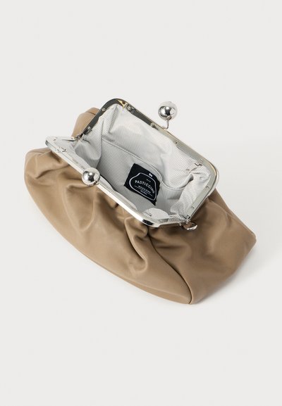 Μπεζ δερμάτινο clutch με σχεδιασμό με πιέτες, ασημένιο μεταλλικό πλαίσιο και στρογγυλό κούμπωμα. Το εσωτερικό διαθέτει ριγέ ύφασμα και ετικέτα με το λογότυπο της μάρκας.