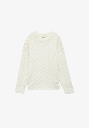 Hvid kabelstrikket langærmet sweater med ribbet rund hals og manchetter, lagt fladt på en hvid baggrund.