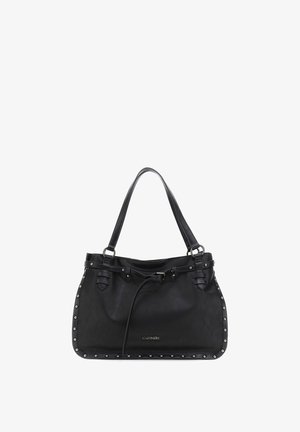 Černá kabelka z umělé kůže se hřebíkovou výzdobou, dvěma ramenními popruhy, stahovací šňůrkou a texturovaným povrchem.