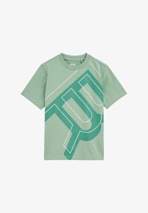 Šviesiai žalia medvilninė marškinėliai su trumpomis rankovėmis, su dideliu teal spalvos grafiniu dizainu, apibrėžtu balta spalva, ant priekinės dalies.