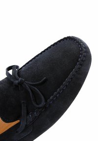 Marineblaue Wildleder Slipper mit abgerundetem Zehenbereich, Schleifenakzent und kontrastierender Naht entlang der Kante, ausgestattet mit einer glatten Leder-Seitenpartie.