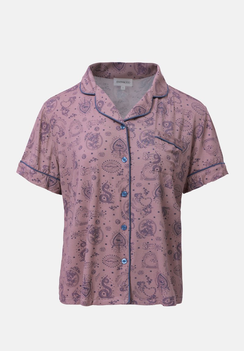 Maglietta da pigiama a maniche corte in tessuto rosa chiaro con un motivo giocoso. Presenta bottoni blu e piping blu a contrasto attorno al colletto e alla tasca.