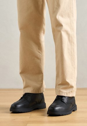 Geox CALAITA - Šněrovací kotníkové boty - black