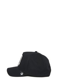Cappello nero con visiera curva, design in tessuto, caratterizzato da un distintivo rettangolare sulla parte anteriore e un piccolo logo sul lato.