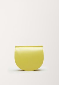 Borsa a mano in pelle gialla, forma semicircolare, texture liscia, con chiusura superiore e cuciture visibili lungo il bordo.