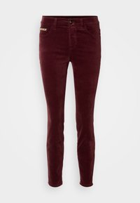Pantalon slim en velours rouge foncé avec bouton et fermeture éclair à l'avant, comprenant cinq poches et un petit détail bijou sur la poche droite.