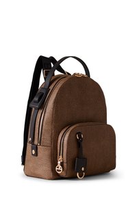 Zaino in finta pelle marrone con texture, accessori in oro, doppie cerniere, una tasca frontale e spallacci neri regolabili. Design arrotondato e manico.