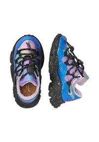 Chaussures de randonnée pour enfant, iridescentes en violet et bleu, avec des semelles noir specklées et des lacets élastiques noirs réglables, présentées de côté et de dessus.