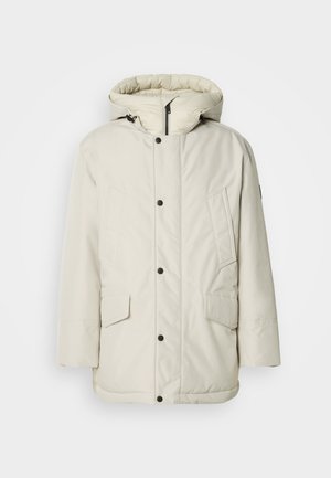 Licht beige geïsoleerde parka met een capuchon, voorzien van een ritssluiting aan de voorkant, drukknoopsluiting en twee voorkruiszakken met klep. Gladde stoftextuur.