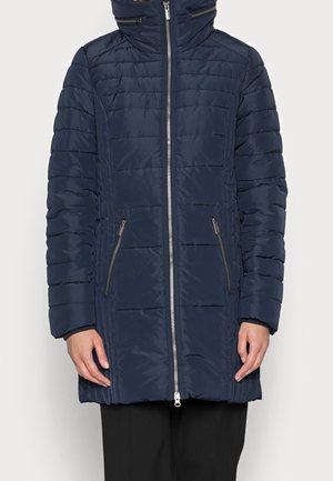 Chaqueta de plumas azul marino con cuello alto, cremallera frontal y dos bolsillos laterales con cremallera. Textura acolchada con líneas horizontales.