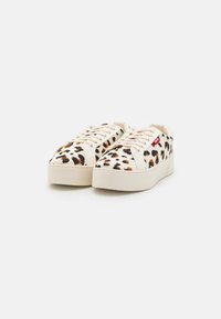 Tenisky s leopardím vzorem na krémovém podkladu, šněrovací design, silná gumová podešev a značka na boku. Měkká textilie.