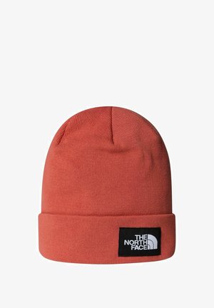 Czapka beanie w kolorze koralowym, dzianinowa tekstura, złożony mankiet, z czarną naszywką z białym logotypem.