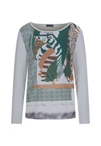Langarmhemd mit einer Mischung aus Farben und Mustern, einschließlich Streifen, Leoparden und abstrakten Formen in Grün-, Braun- und Cremetönen.