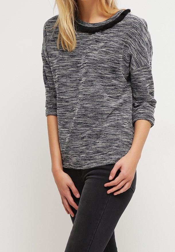 Grau und schwarz meliertes Sweatshirt mit Rundhalsausschnitt, 3/4-Ärmeln und strukturiertem Stoff. Mit einem dezenten, erhöhten Kragen Detail.