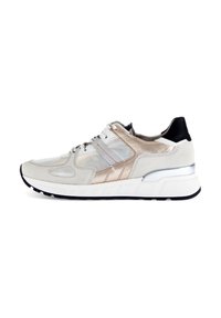 Sneaker mit einem hellgrauen Obermaterial aus Wildleder, metallic Akzenten in Roségold, einer schwarzen Ferse und einer klobigen weißen Sohle mit grauen Streifen.
