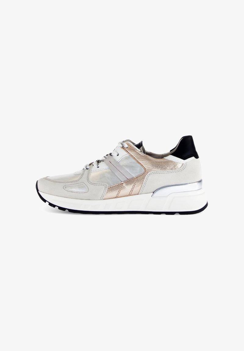 Sneaker mit einem hellgrauen Obermaterial aus Wildleder, metallic Akzenten in Roségold, einer schwarzen Ferse und einer klobigen weißen Sohle mit grauen Streifen.