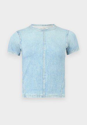 Lichtblauw denim T-shirt met korte mouwen, zichtbare verticale naden en ronde halslijn op een effen achtergrond.