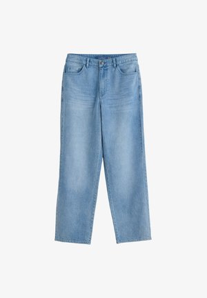 Jeans azul claro de pierna recta hechos de tela de mezclilla. Presentan bolsillos delanteros, cierre con botón y un ligero desgaste a lo largo del material.