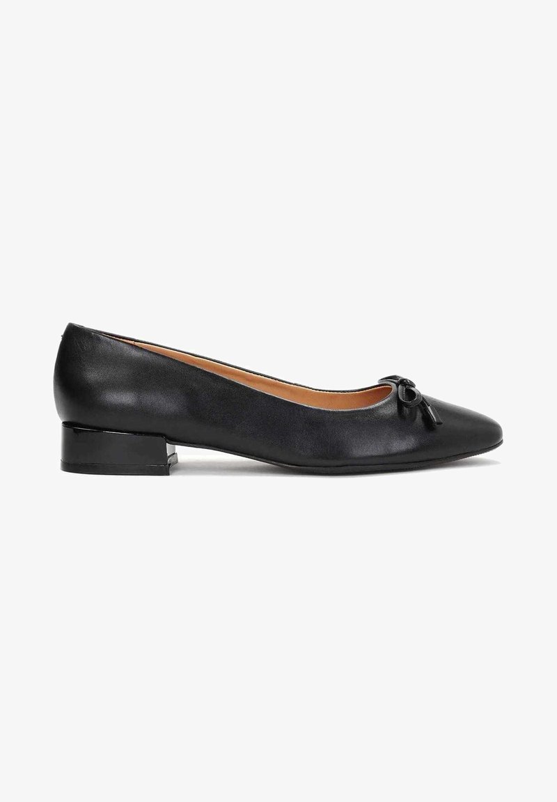 Chaussure de ville pour femme en cuir noir à petit talon, avec un bout arrondi et un nœud décoratif à l’avant, vue de profil sur fond blanc.