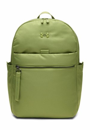 Sac à dos Under Armour vert clair avec poche zippée à l'avant, deux poches latérales, poignée supérieure et tirette de fermeture éclair brandée sur fond blanc uni.