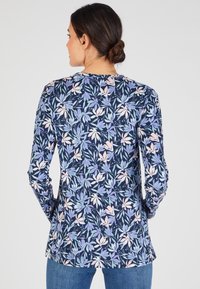 Langarmshirt met bloemenpatroon in marineblauw, met lichtpaarse en roze bladeren, van zachte stof en een ontspannen pasvorm met een gebogen zoom.