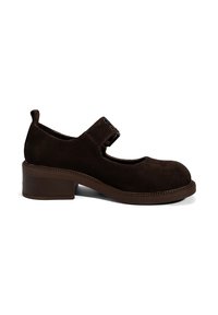 Braunes Wildleder-Mary-Jane-Schuh mit runder Zehenpartie, verstellbarem Riemen mit zwei Metallösen und einem stabilen Absatz.