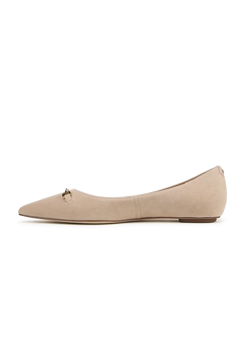 Beige suede puntige ballerina met kleine gouden gesp bij de neus en een lage hak op een witte achtergrond.