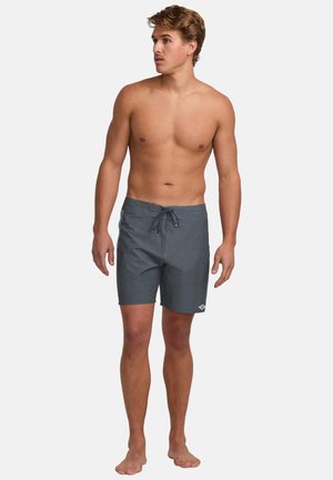 Graue Badeshorts mit einem Kordelzugbund, versehen mit einem kleinen Logo am unteren linken Bein und aus einem glatten, leichten Stoff.