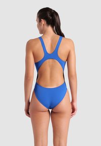 Modré jednodílné plavky s vysokým vykrojením a otevřeným zadním designem, s širokými ramínky a hladkým, elastickým povrchem.