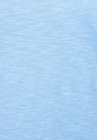 Světle modrá bavlněná tkanina s měkkou, hladkou texturou, s jemným melírováním po celé ploše.