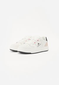 Weiße Leder-Sneaker mit perforierter Zehenkappe, grauen Schnürsenkeln und schwarzer Gummisohle. Mit einem beigen Akzent an der Ferse und dem "REPLAY"-Logo.