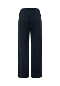 Diepblauwe wijde broek met verticale plooien en een elastische tailleband, afgebeeld tegen een witte achtergrond.