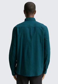 Teal langemouwenhemd met een button-down kraag, rugpas en afgeronde zoom. Gladde textuur, met knoopaccenten op de manchetten.