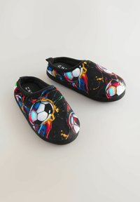 Pantofole nere con un design astratto e colorato con palloni da calcio. Realizzate in tessuto morbido, hanno un interno imbottito e suola piatta.