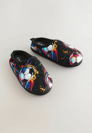 Mustat tohvelit, joissa on värikäs abstrakti kuvio, jossa on jalkapalloja. Pehmeästä kankaasta valmistetut, pehmustetulla sisäosalla ja litteällä pohjalla.