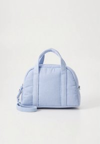 Svijetloplava kordurova torba zaobljenog oblika, s dva gornja ručka, podesivim remenom za rame i teksturiranim dizajnom panela. Zatvaranje na patentni zatvarač.