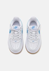 Hvide Nike Force 1 sneakers med blå accenter, der har en perforeret tå, snørebånd og en gummisål til godt greb.