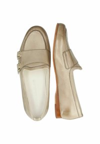 Scarpe slip-on in pelle metallica oro con punta tonda, doppi dettagli con fibbie e suola piatta in legno, caratterizzate da una texture liscia.