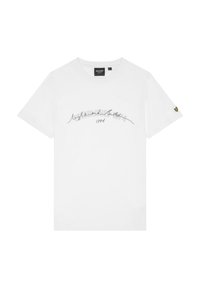 Hvid bomulds t-shirt med korte ærmer, rund hals, med et gråtryk af "Lyle and Scott 1874" på brystet og et gult logo på ærmet.